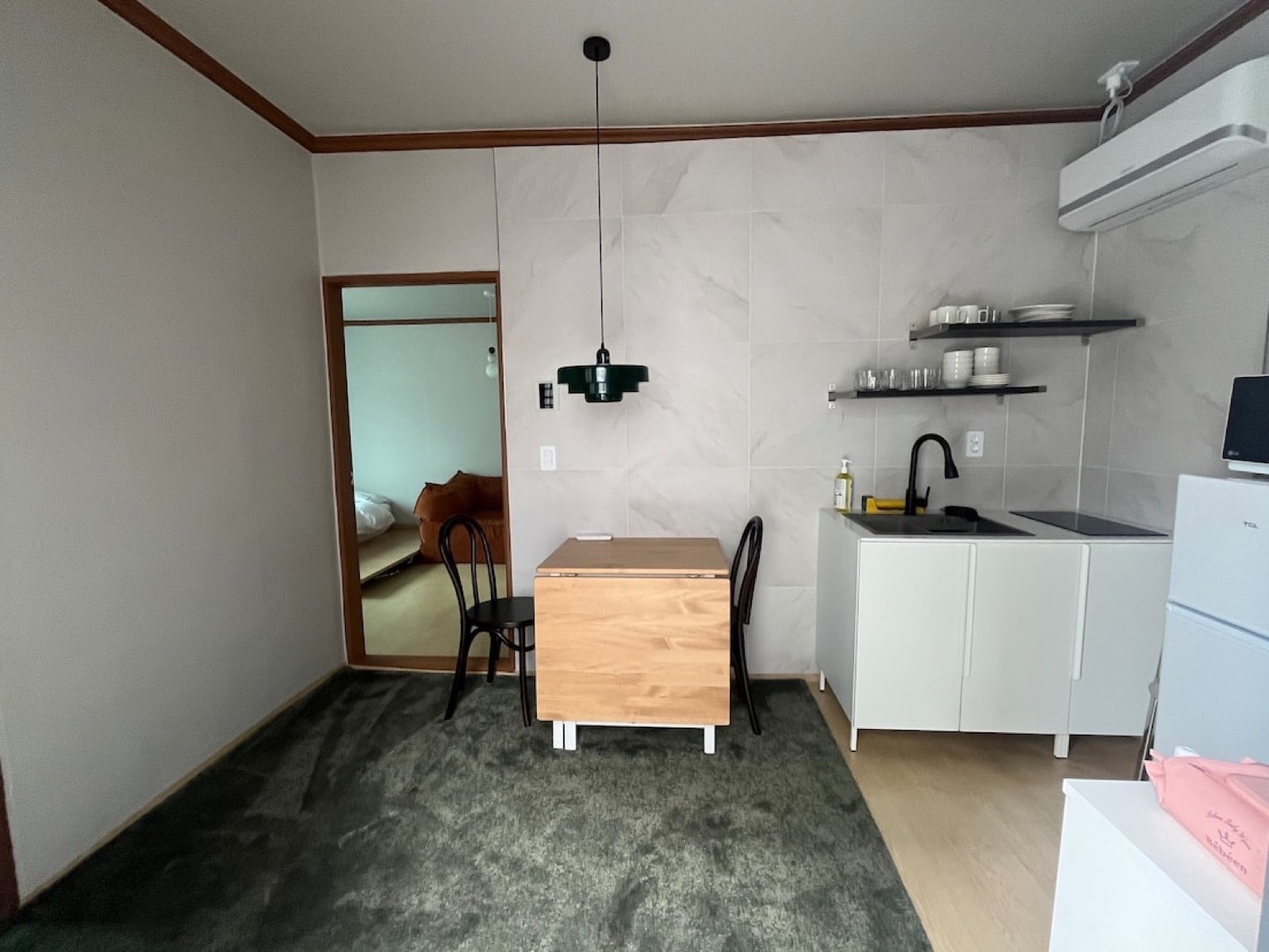 부산 광안리 2베드룸 에어비앤비 주방 – 그린 펜던트 참고 이미지