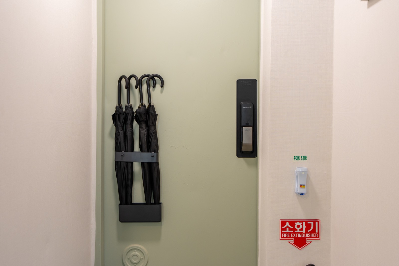 부산 광안리 에어비앤비 세이지그린 현관문과 디지털 도어록 – 셀프체크인 동선