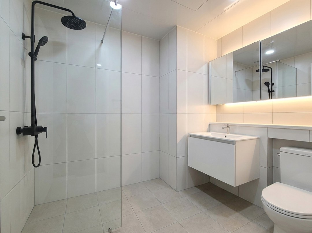 가좌마을5단지 25평 욕실 – 600x1200 매트 화이트 포세린 타일과 매트 블랙 노출 샤워 수전 참고 이미지