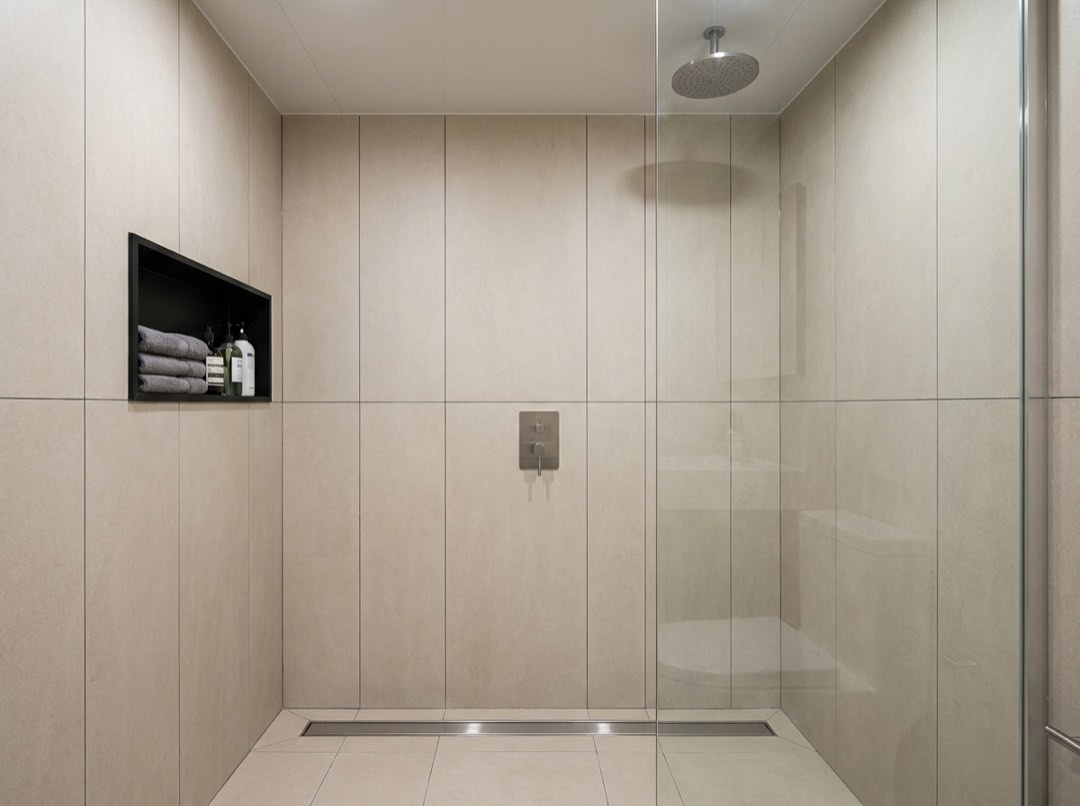 일산인테리어 탄현마을12단지 33평 욕실 디테일 - 600x1200 포세린 벽, 블랙 트림 니치와 선형 배수