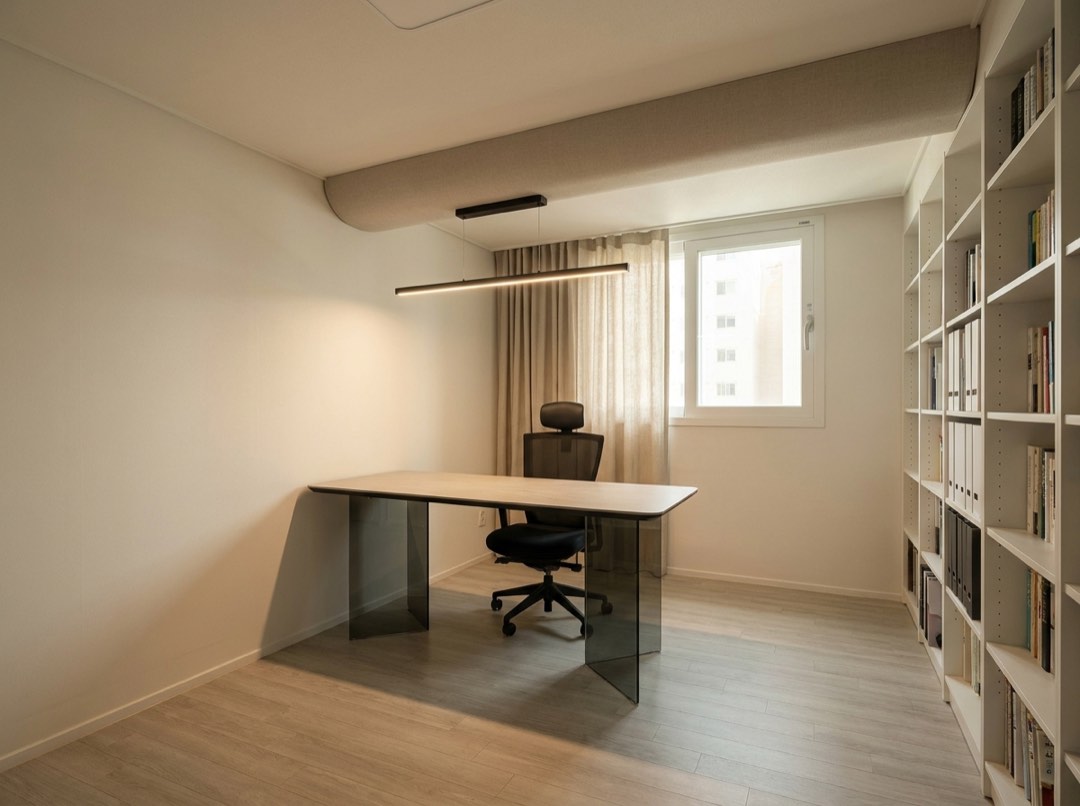 파주인테리어 금촌 대방노블랜드 서재 - 화이트 붙박이 책장과 세라믹 상판 책상